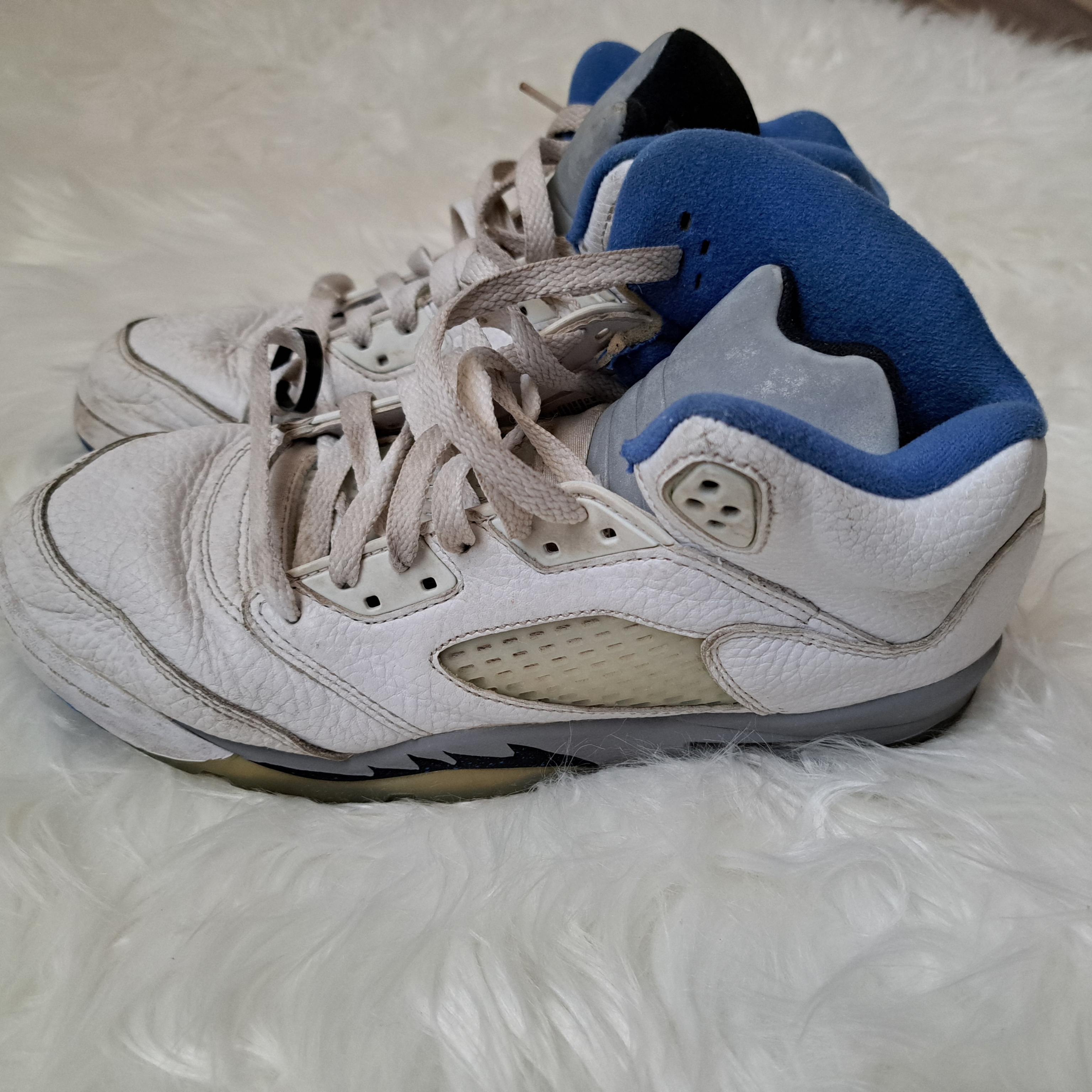 Size 7y- Air Jordan 5 Retro Stealth 2.0 Whitjordan Kids White And Blue Sneakers